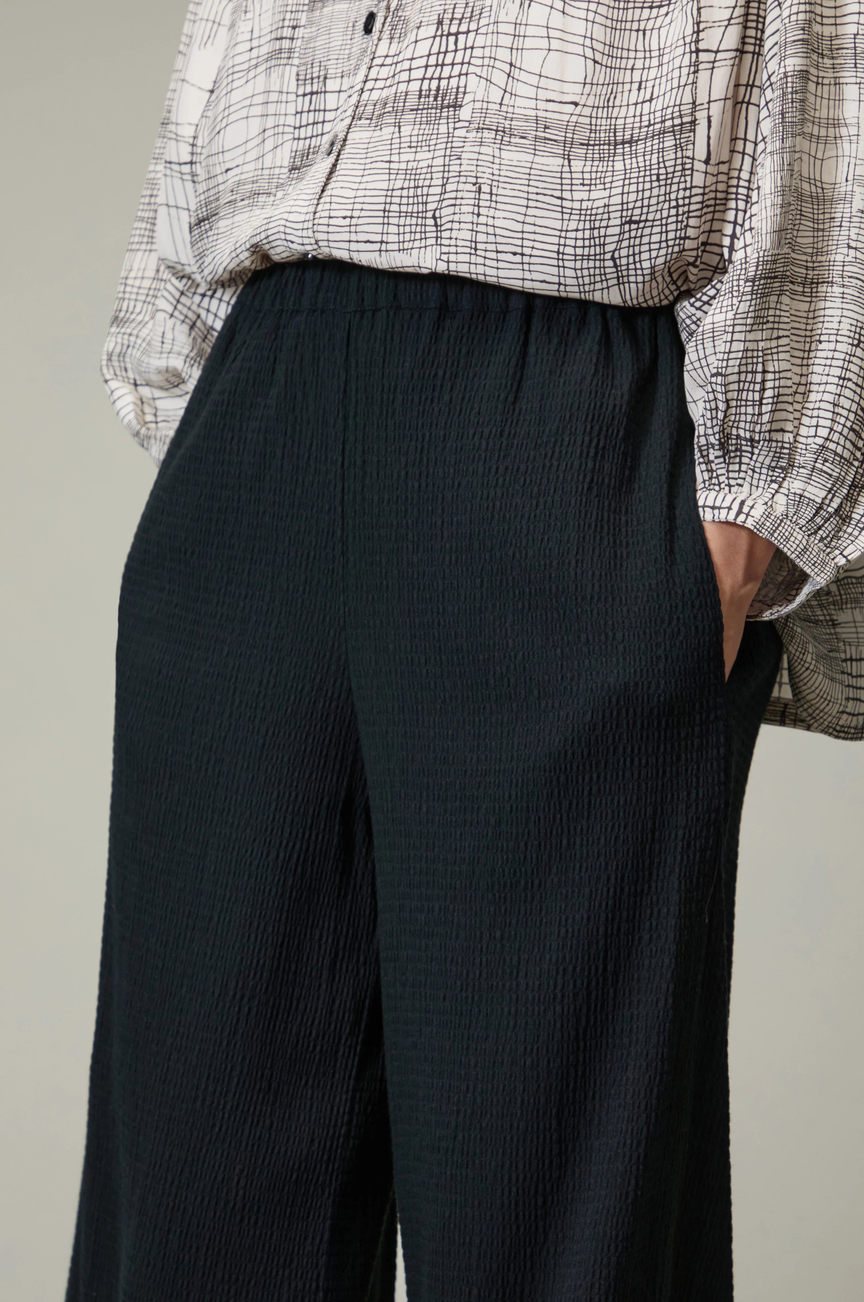 Crinkle Viscose Black Wide Trousers - Image 5